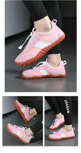 Détail de chaussures aquatiques roses avec laçage rapide et semelle antidérapante