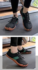 Détail de chaussures minimalistes avec mesh respirant et semelles en gomme antidérapante