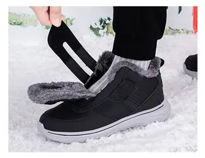 Détail de la fermeture à scratch et de la doublure chaude en fourrure de ces bottes d'hiver