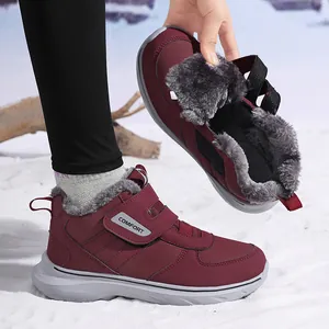 Détail de bottes de neige d'hiver avec doublure en fourrure épaisse et bande velcro