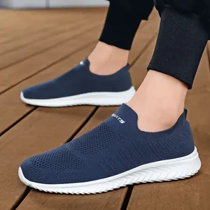 Ademende instap-wandelschoenen van fly-knit in marineblauw met witte sportieve zool