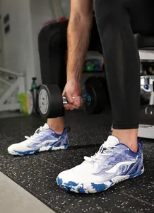 Détail des chaussures de sport respirantes à bout large pour le fitness et l'extérieur
