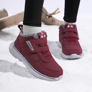 Détail de bottes d'hiver bordeaux avec doublure en polaire chaude et fermeture velcro