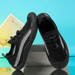 Gros plan sur la tige en maille respirante et le système de laçage rapide des chaussures