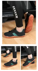 Vue détaillée des chaussures de plage en mesh noir avec semelle en caoutchouc orange antidérapante