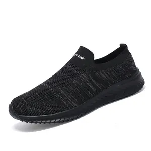 Lichte zwarte slip-on sneakers van ademend breisel met comfortabele rubberen dikke zool