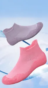 Dettaglio di scarpe a piedi nudi leggere per bambini con suola flessibile e tessuto morbido
