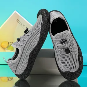 Gros plan de chaussures d'eau grises respirantes avec lacets élastiques et semelles en gomme