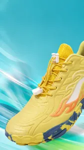 Détail de la chaussure de randonnée jaune respirante avec maille et lacets autobloquants