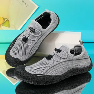 Détails de chaussures d'eau grises avec semelles épaisses antidérapantes et cordon élastique