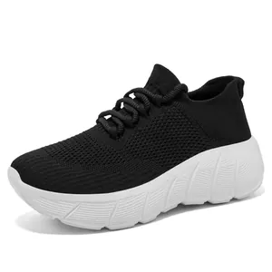 Scarpe da camminata leggere in mesh nero con suole bianche ammortizzate per il fitness