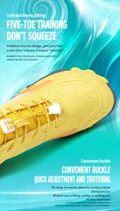 Gros plan de chaussures pieds nus jaunes avec design à cinq orteils et lacets rapides