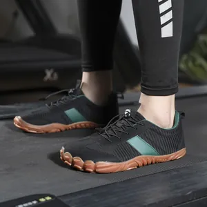 Chaussures de sport minimalistes noires avec semelle antidérapante sur tapis roulant