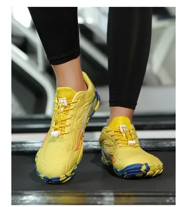 Gros plan de chaussures de sport jaunes avec lacets rapides sur un tapis roulant