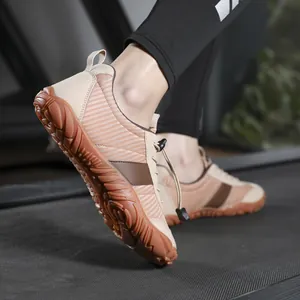 Chaussures de fitness pieds nus rose et beige avec semelle en caoutchouc antidérapante sur tapis