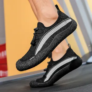 Détail de chaussures d'eau en mesh noir avec lacets élastiques sur un tapis de course