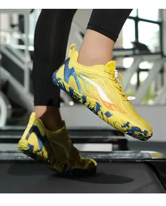 Gros plan de chaussures de fitness jaunes avec système de laçage sur un tapis