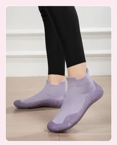 Vista laterale dettagliata delle scarpe da fitness in maglia lavanda per squat e yoga