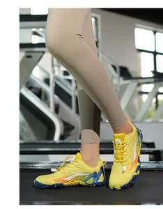 Gros plan d'une chaussure pieds nus jaune à motif de flammes sur un mannequin en salle
