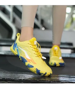 Gros plan de chaussures de fitness en maille jaune avec lacets rapides sur tapis