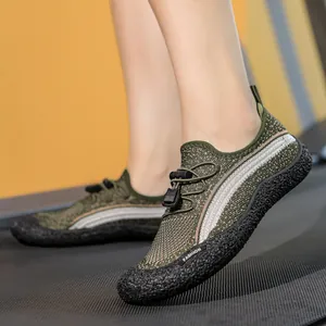 Détail de chaussure aquatique vert armée avec semelle antidérapante et lacets autobloquants