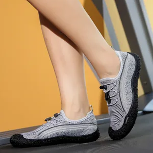 Gros plan sur chaussure aquatique en mesh gris avec lacets élastiques sur tapis roulant