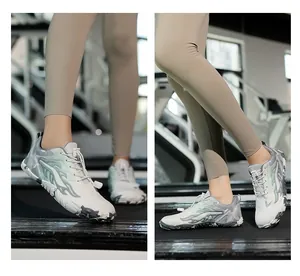 Détails des chaussures de sport pieds nus blanches avec motif flamme dégradé