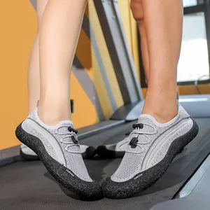 Détail de chaussures d'eau en mesh respirant avec lacets à cordon et semelles épaisses