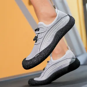 Chaussures de randonnée aquatique grises respirantes avec lacets rapides sur tapis