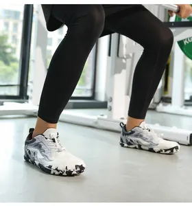 Détail macro de chaussure pieds nus avec motif marbré et système de laçage élastique