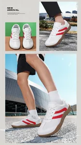 Détails de baskets blanches à rayures rouges et semelle en gomme pour un confort quotidien