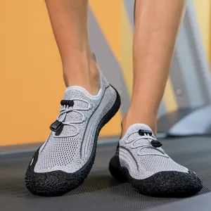 Détail de chaussures aquatiques grises en maille avec semelle en caoutchouc antidérapante