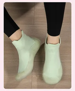 Vista dall'alto di scarpe fitness a piedi nudi verde menta con suole in gomma antiscivolo