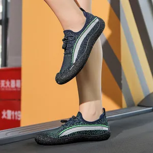 Vue détaillée latérale des chaussures aquatiques bleu marine sur un tapis roulant