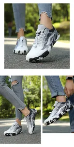 Détail de chaussures aquatiques blanches avec motif flamme et laçage rapide