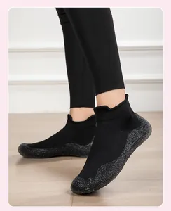 Dettaglio delle scarpe da squat in maglia nera con suola in gomma testurizzata