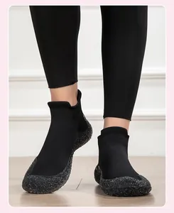 Dettaglio delle scarpe da fitness in maglia nera con suola glitterata e tomaia elastica
