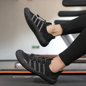 Nahaufnahme schwarzer Barfußschuhe aus Mesh mit rutschfesten Gummisohlen auf dem Laufband