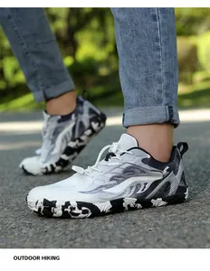 Chaussures de randonnée avec mesh respirant, laçage rapide et motifs de flammes noirs et blancs