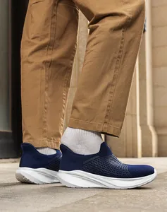 Dettaglio scarpa da passeggio leggera slip-on con tomaia in maglia blu scuro traspirante