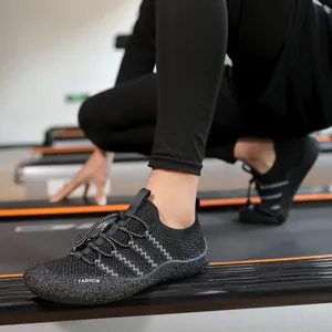Nahaufnahme schwarzer Barfußschuhe mit Schnellverschlusssystem auf dem Laufband