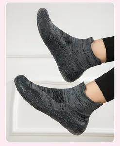 Dettaglio scarpe da ginnastica in maglia grigia con suole flessibili antiscivolo