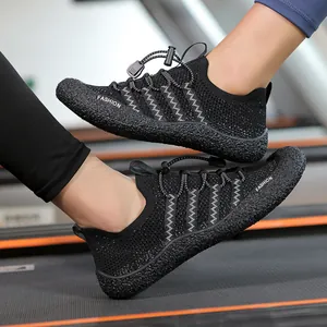 Detail von schwarzen atmungsaktiven Barfußschuhen mit Schnellverschluss auf dem Laufband