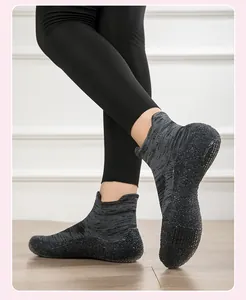 Dettaglio scarpe da squat in maglia grigio scuro con suola antiscivolo per allenamento gym