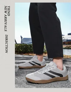 Vue latérale de baskets grises avec semelle en gomme marron portée par un mannequin