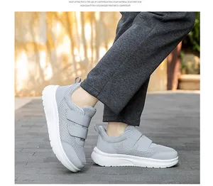 Dettaglio delle scarpe da passeggio in mesh grigio chiaro con doppie chiusure in velcro