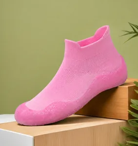Scarpe in maglia rosa per neonati con suola in gomma glitterata su supporto