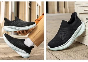 Dettaglio del tessuto in maglia traspirante e suola verde menta sulla scarpa slip-on