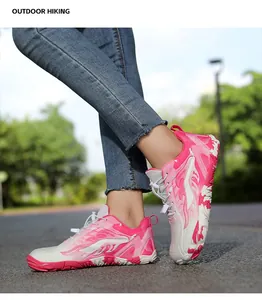 Détails de chaussures de randonnée roses avec tige en mesh et système de laçage rapide