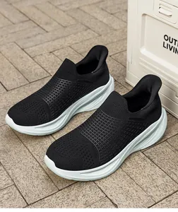 Dettaglio scarpe slip-on in maglia nera con suola spessa a onde ammortizzata